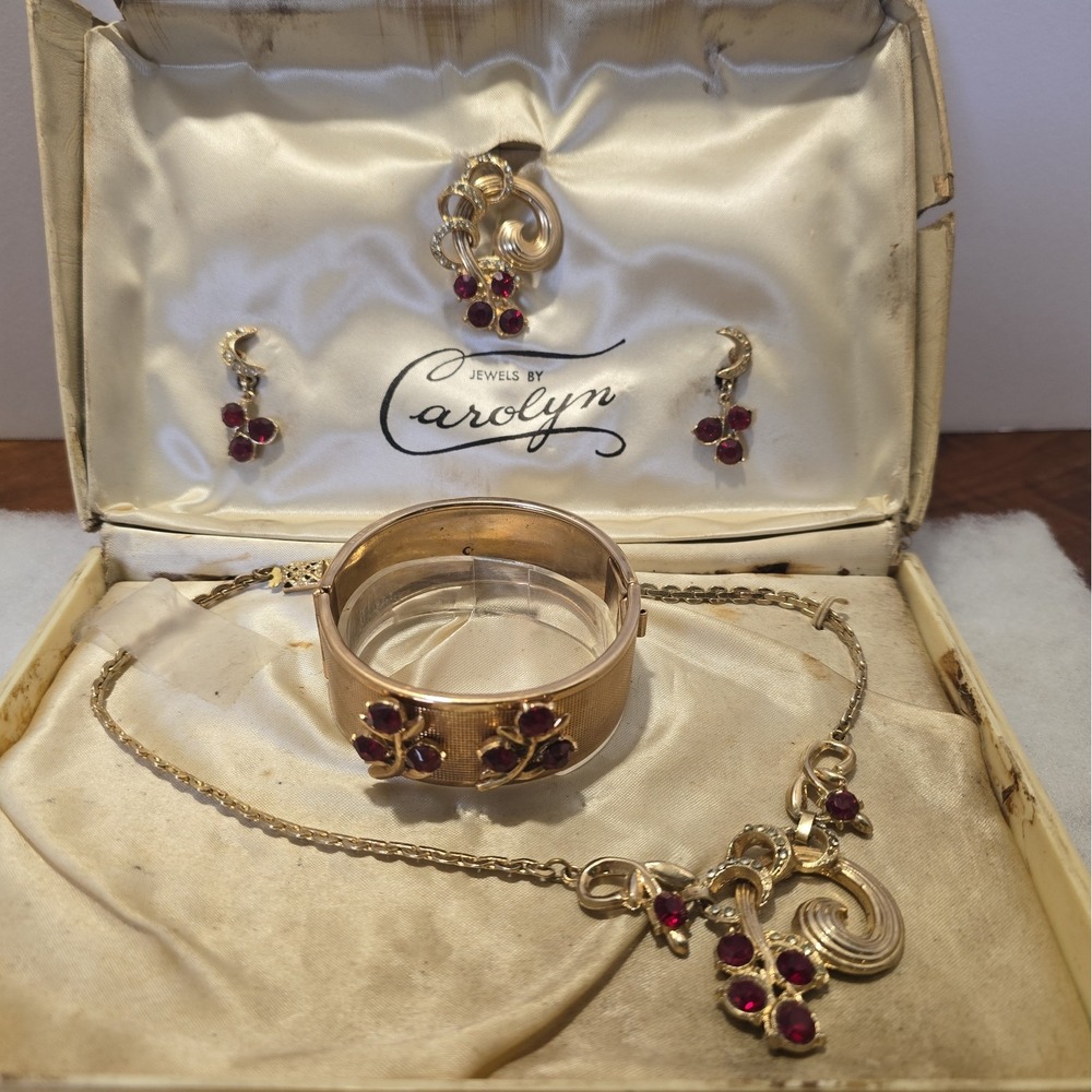 Vtg Jewels by Carolyn 4 Pc Jewelry Set Boxed Ruby Red Rhinestone Parure Necklace